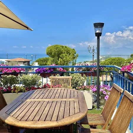 Holidaycasa Mike - Con Terrazzo Vista Mare Apartment *